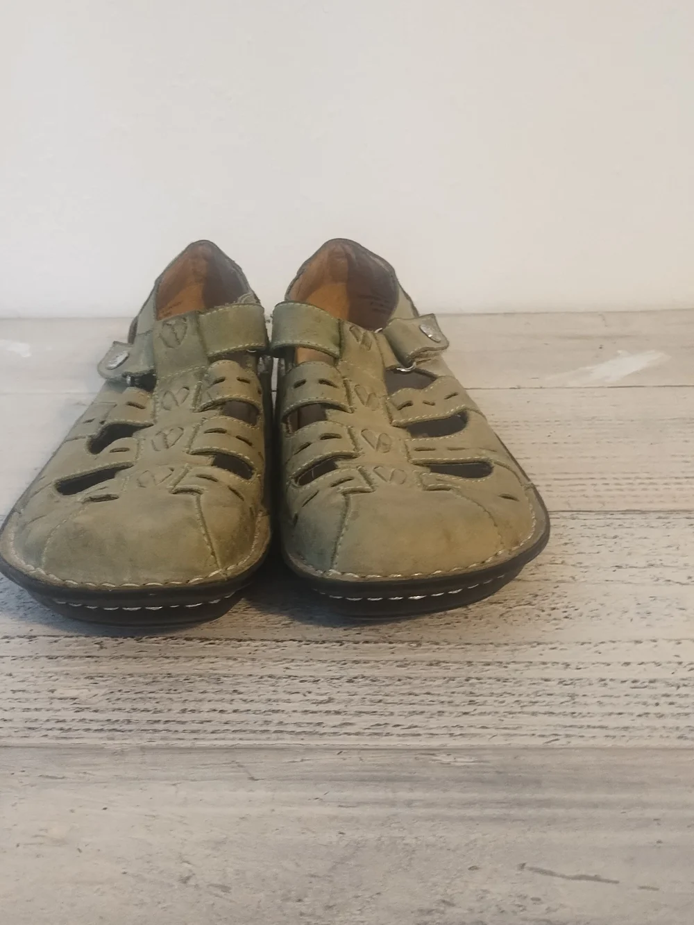 Girls  Green Cutout Comfort Sandals very good condition